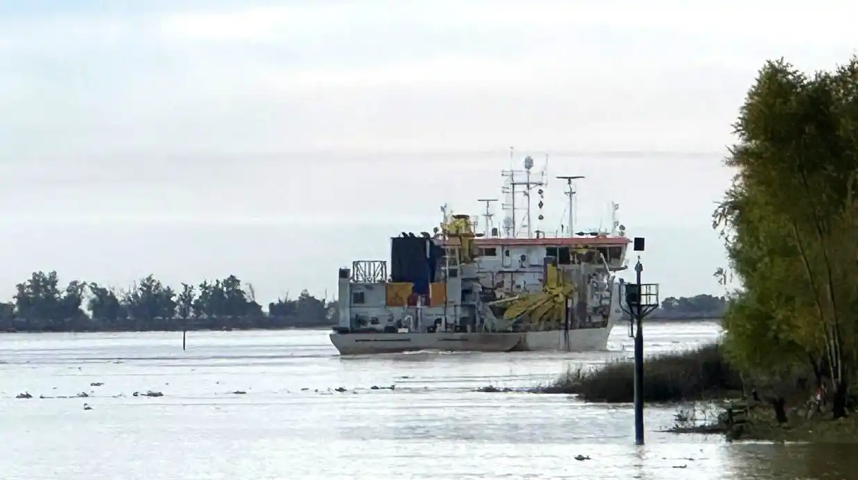 Ante un mayor calado de la Hidrovía, sostienen que será fundamental mantener el acceso al puerto.