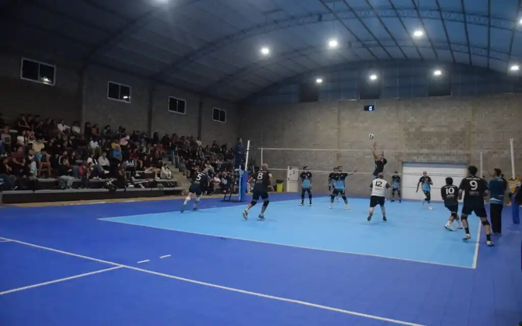 Crespo inaugura el moderno estadio “Arena Celeste”, nueva casa del vóley y el newcom
