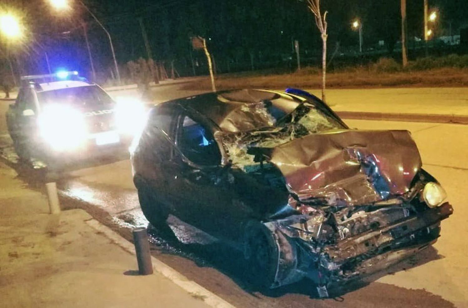 Dos jóvenes están graves en el hospital tras chocar contra un camión