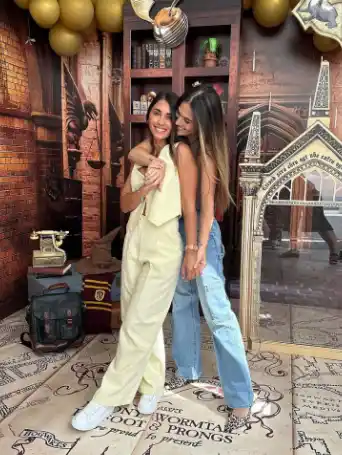 La influencer optó por combinar el conjunto con zapatillas blancas