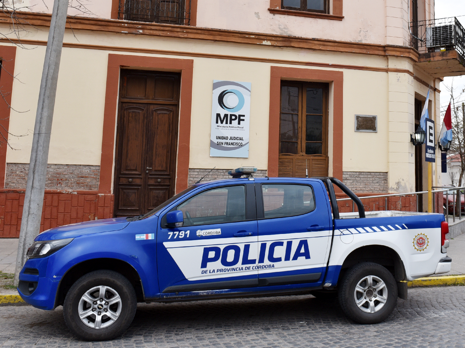 Un joven fue detenido tras robar dos camperas en un negocio