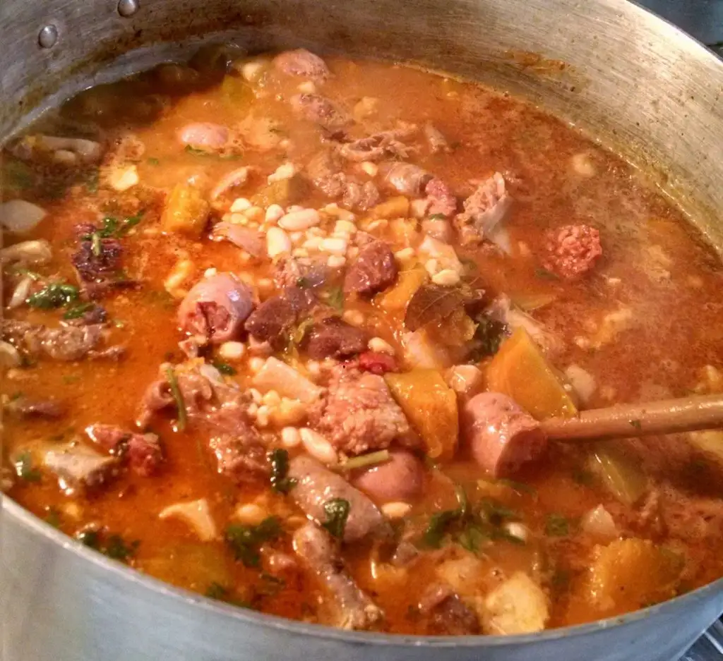 Un tradicional locro para celebrar el 9 de Julio y un plato de polenta para paliar el frío