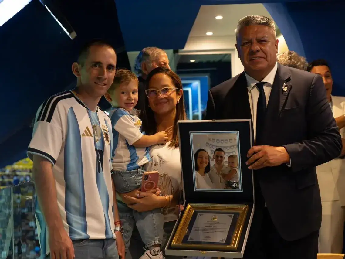 Invitado por Claudio “Chiqui” Tapia, Gallo siguió de cerca el amistoso frente a Mauritania desde uno de los palcos del estadio.