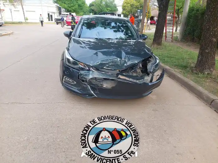 Fuerte choque y vuelco en San Vicente: una mujer fue trasladada al Samco local - 2