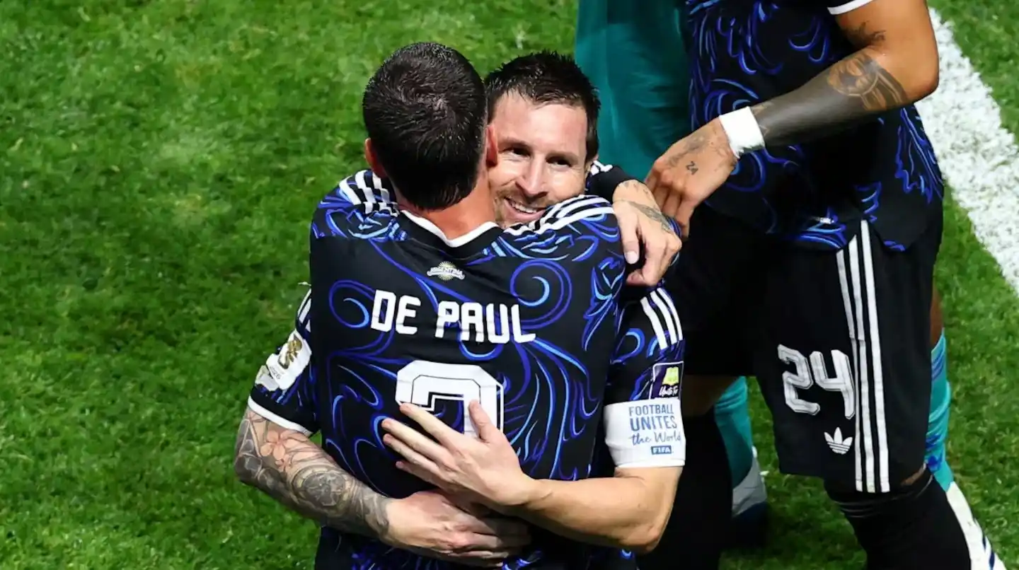 La foto de Messi y De Paul en la concentración tras la histórica clasificación ante Inglaterra (foto: Reuters)