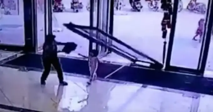 Terrible video muerstra como una puerta aplastó a una nena de tres años