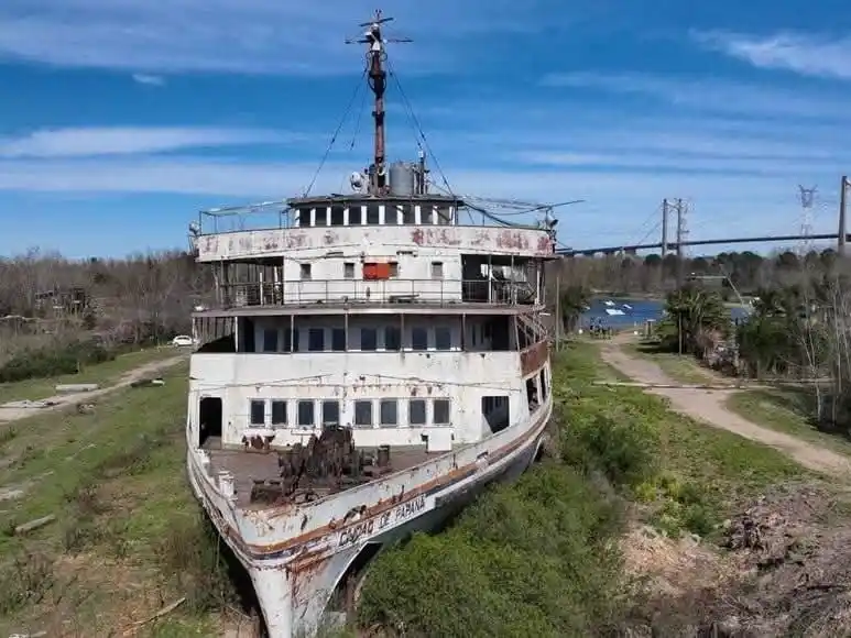 El Imponente Crucero Abandonado a Orillas del Río Paraná
