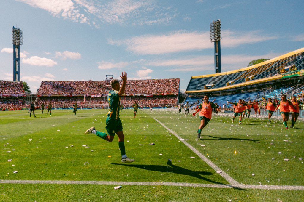 Elías Torres celebrando el golazo que metió en Rosario. (Foto: Prensa Aldosivi)