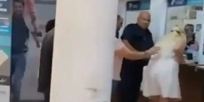 El hecho se produjo mientras la mujer se encontraba en la ventanilla para pagar los impuestos. Un policía logró contenerla.