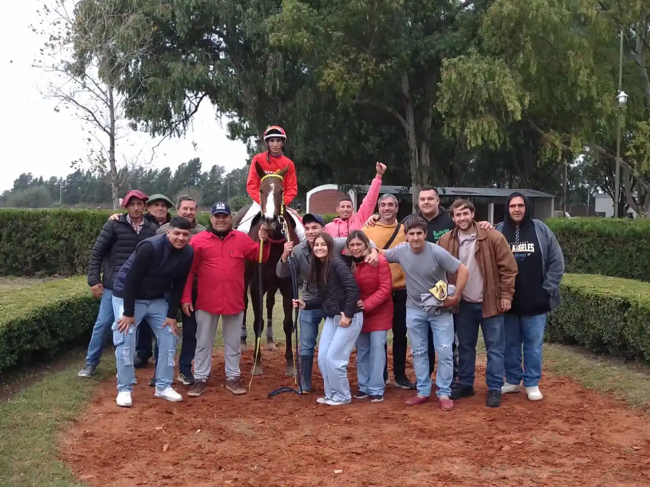 Turf: “El Negro Luis” brilló en el Gran Premio 25 de Mayo