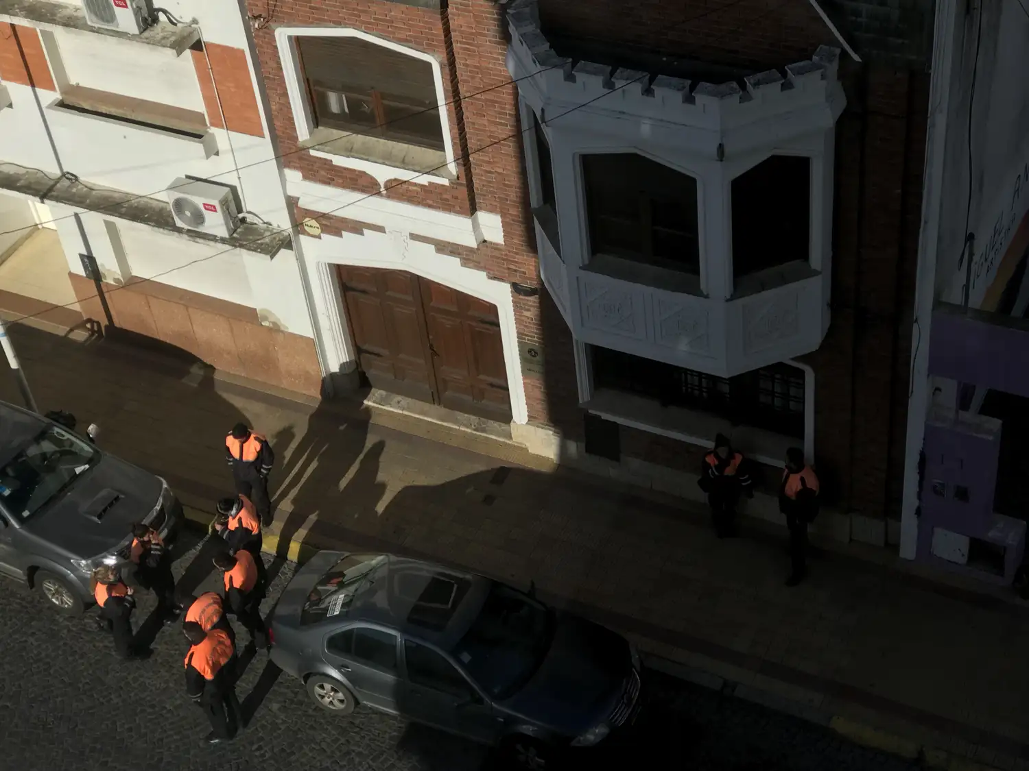 "Inspectores de Control Urbano Vehicular se juntan a charlar y fumar estando de servicio"