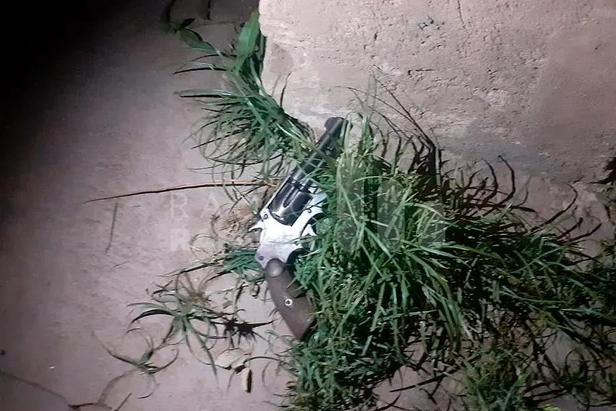En una gresca entre vecinos, la amenazó de muerte con un revólver