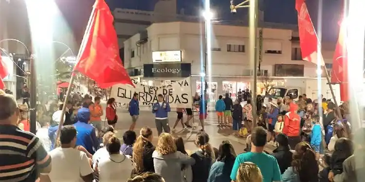 Guardavidas marcharon para pedir por mejoras en su actividad laboral