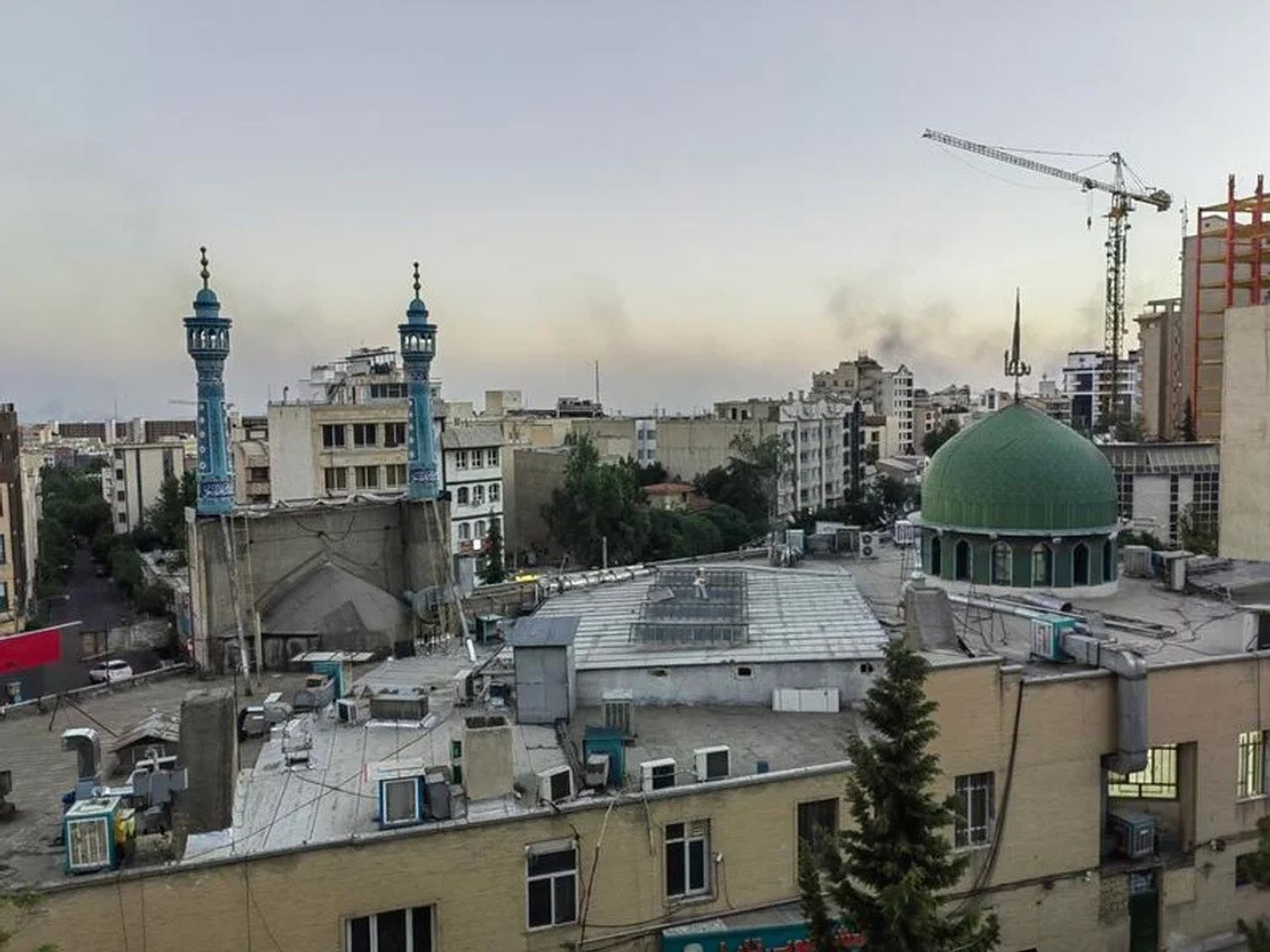 Una oleada de misiles iraníes impactó en Haifa e Israel prevé acciones prolongadas