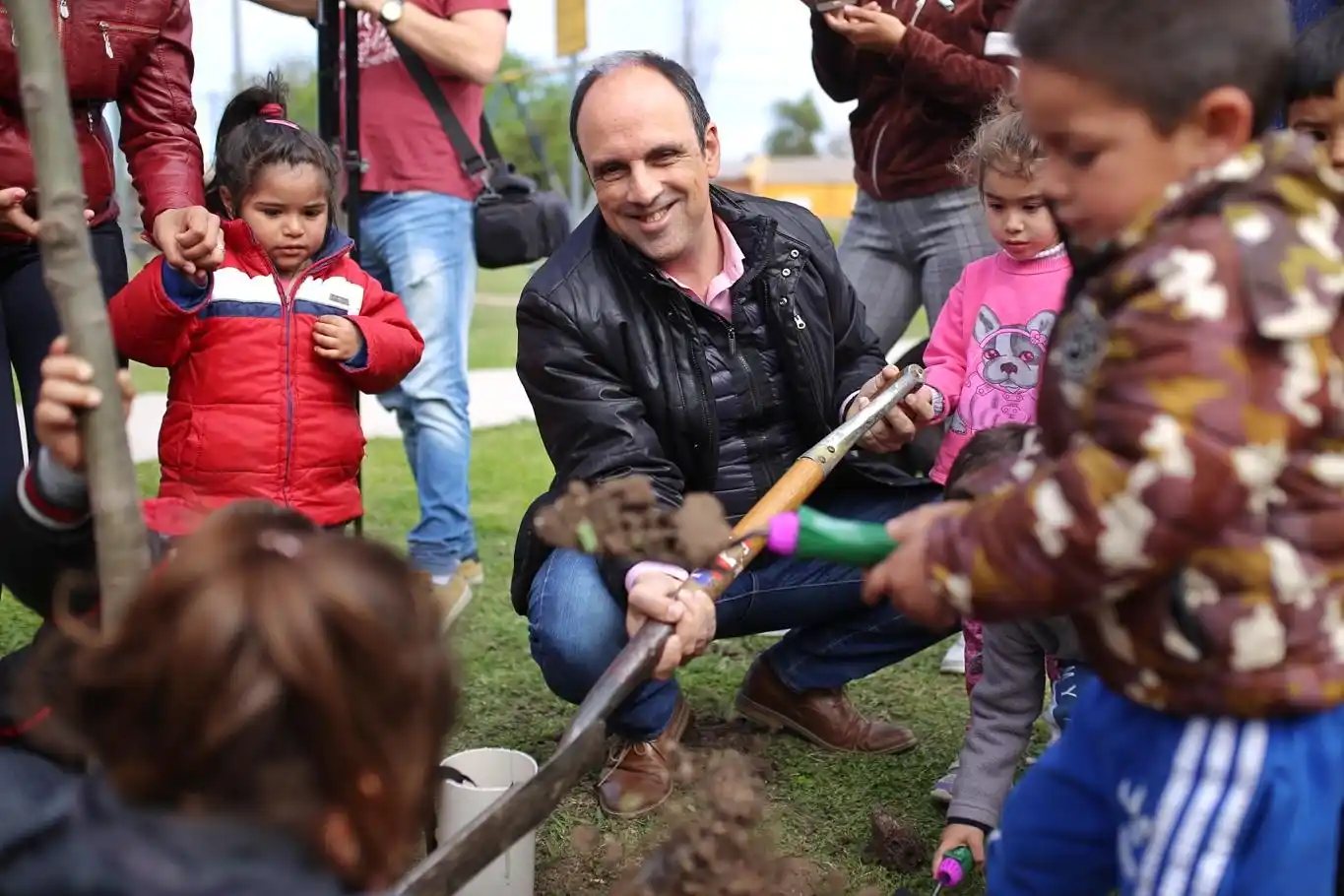 Plan de Forestación: plantaron árboles en la Plaza Vanossi