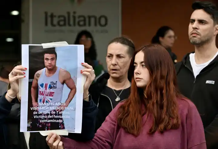 Familiares de personas fallecidas protestan frente al Hospital Italiano de La Plata.