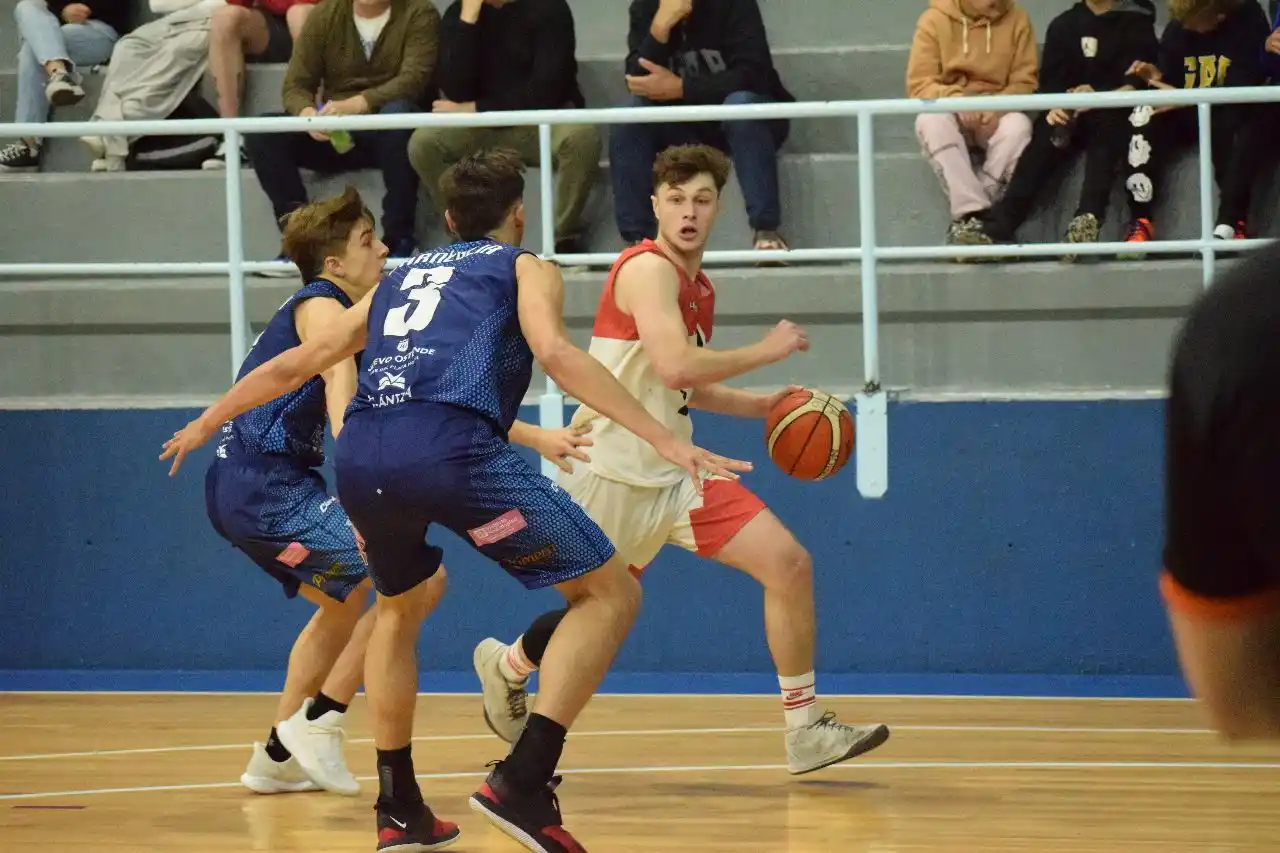 Puente, apremiado por la doble marca de Barrionuevo y Carneglia. (Foto de Ariel Bagaloni).
