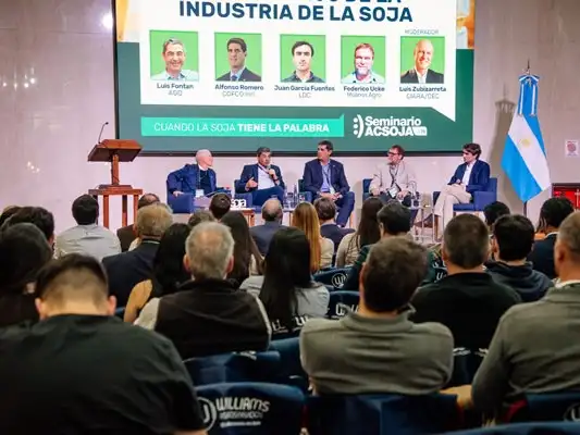 Referentes de la industria expusieron en el seminario sojero.