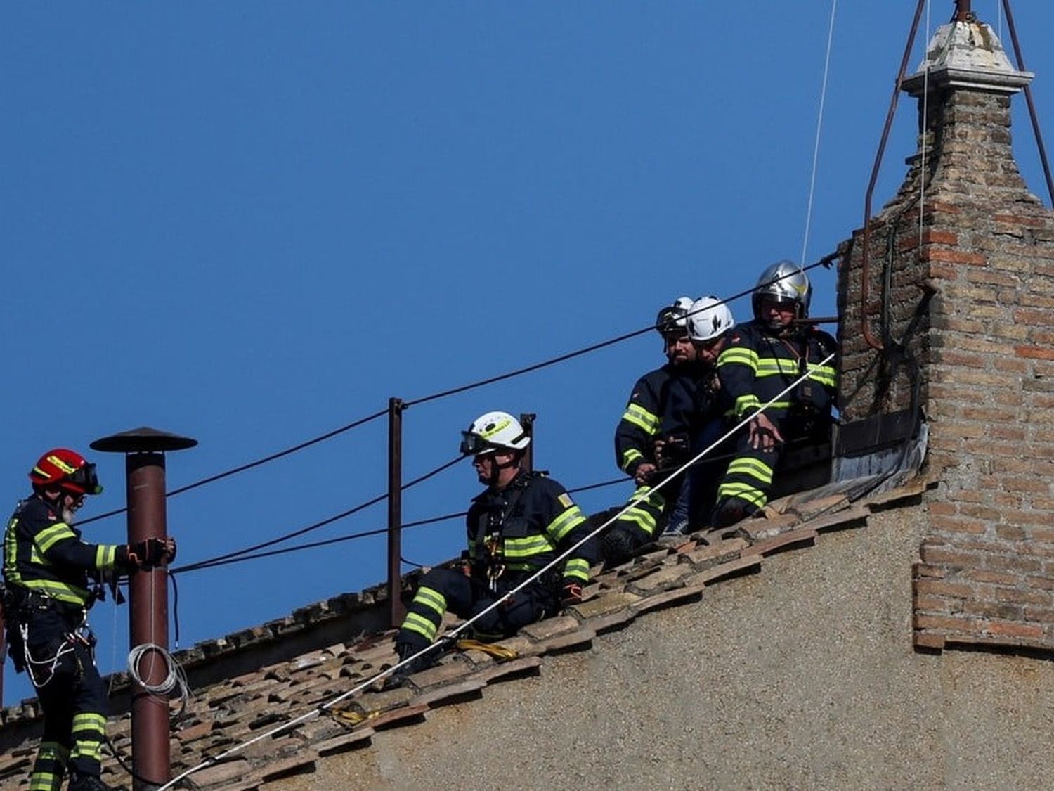 El Vaticano ya instaló la chimenea en la Capilla Sixtina para el cónclave