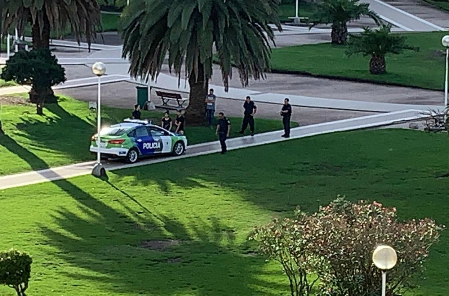 Hijos del rigor y la inconsciencia: no ingresan a las playas, pero toman sol en Plaza Colón