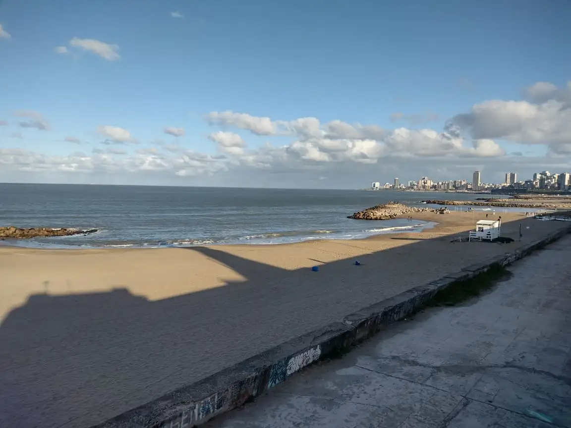 Desplegaron un rastrillaje en las playas de La Perla tras encontrar un brazo humano