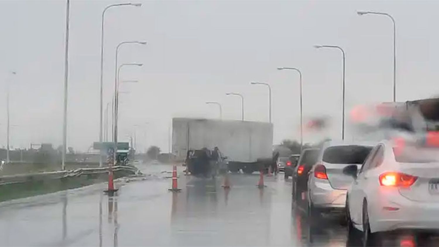 En medio de lluvia, camión reventó un neumático y volcó en la Autovía Artigas