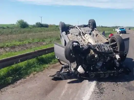 Accidente en la Ruta 14: volcó un auto con una mujer y tres menores