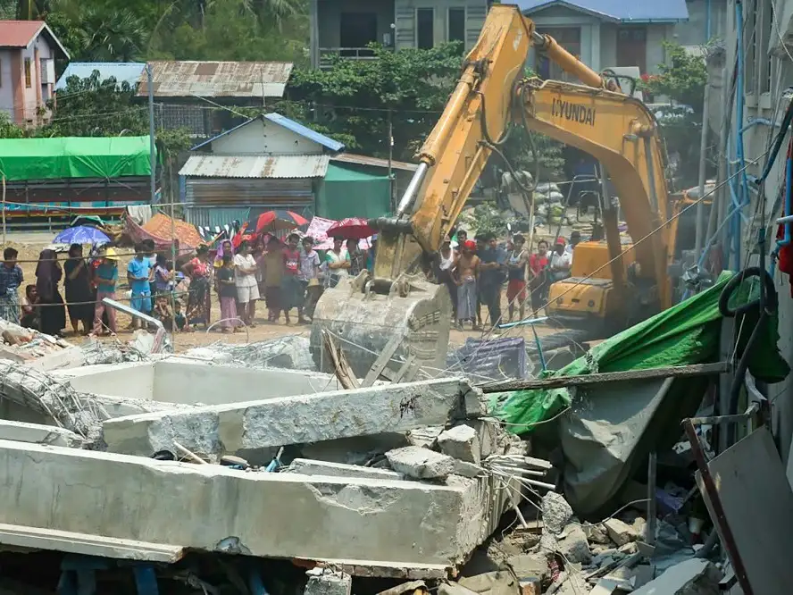 Se intensificaron ayer las tareas del rescate tras el mortal terremoto.