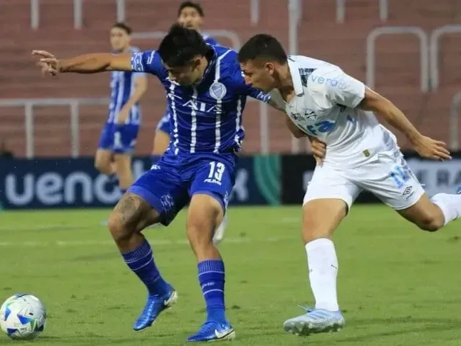 Nicolás Fernández, en disputa con Miguel Monsalve ante Gremio.Foto:Prensa Godoy Cruz