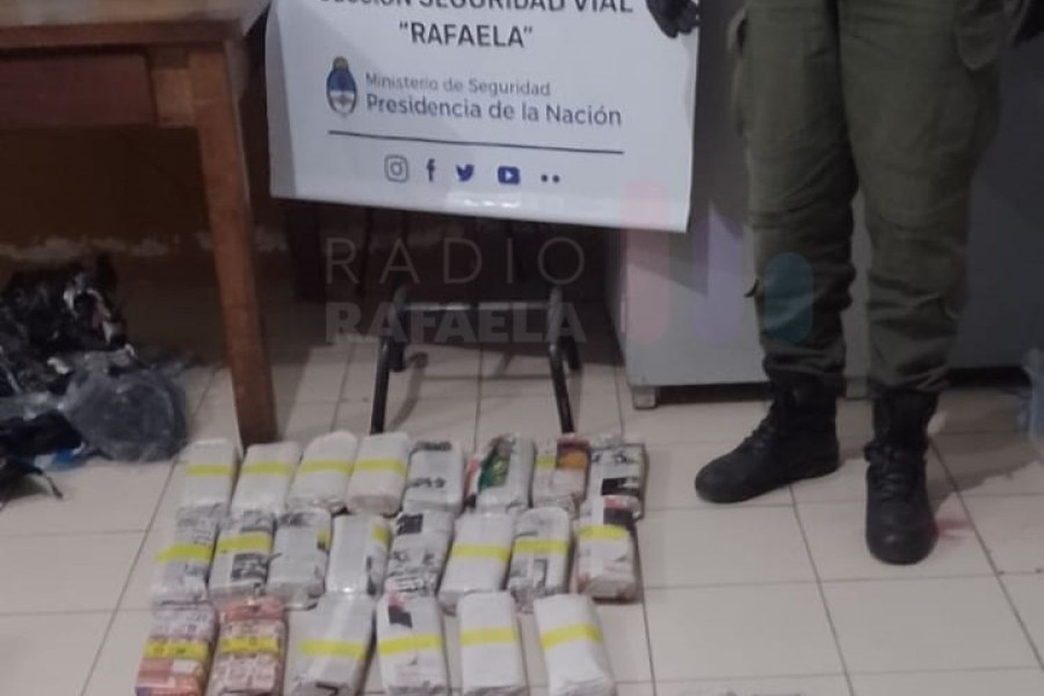 Cargamento extra: incautaron más de 22 kilos de hojas de coca en un micro de larga distancia