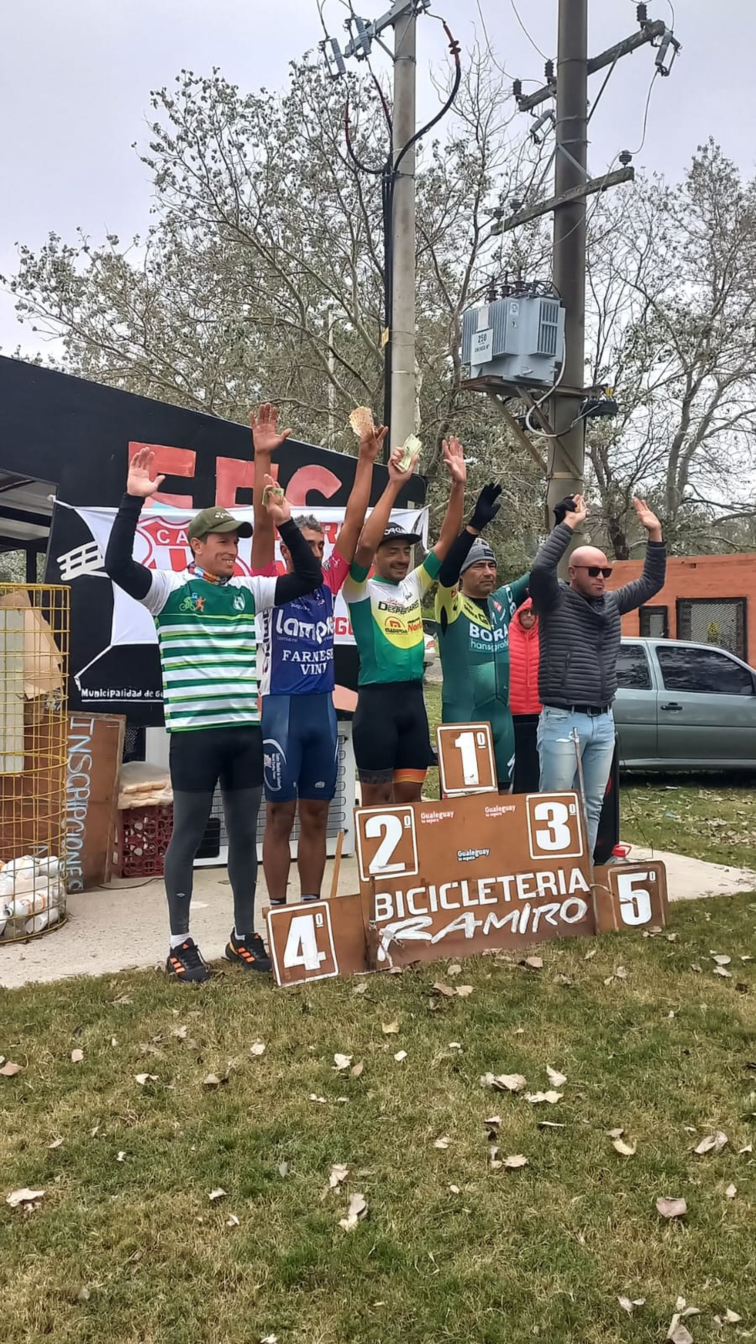 Este es el podio de la Categoría Elite en donde se impuso Maximiliano Arellano. Pese a la jornada fría y desapacible del pasado domingo, los ciclistas le pusieron el calor necesario a las diferentes pruebas de MTB.