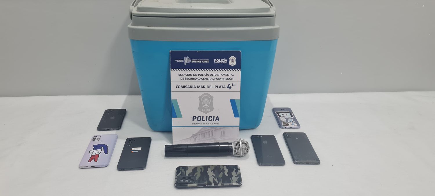 En el lugar secuestraron una heladera de playa azul, un micrófono inalambrico, una funda de celular camuflada (pertenecientes a la víctima) y 6 dispositivos moviles.