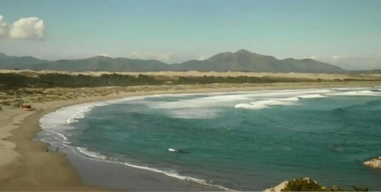 Tragedia: una adolescente argentina falleció tras ser arrastrada por una ola en una playa chilena