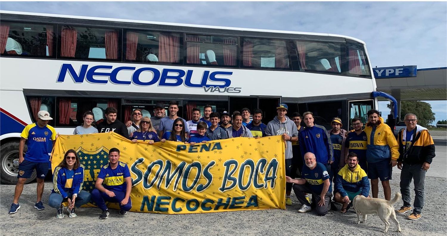 Algunos de los hinchas locales que viajarán