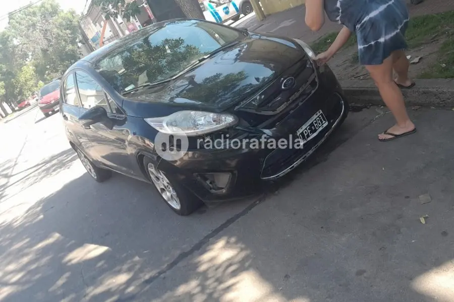 Accidente entre auto y moto: afortunadamente no hubo lesionados graves
