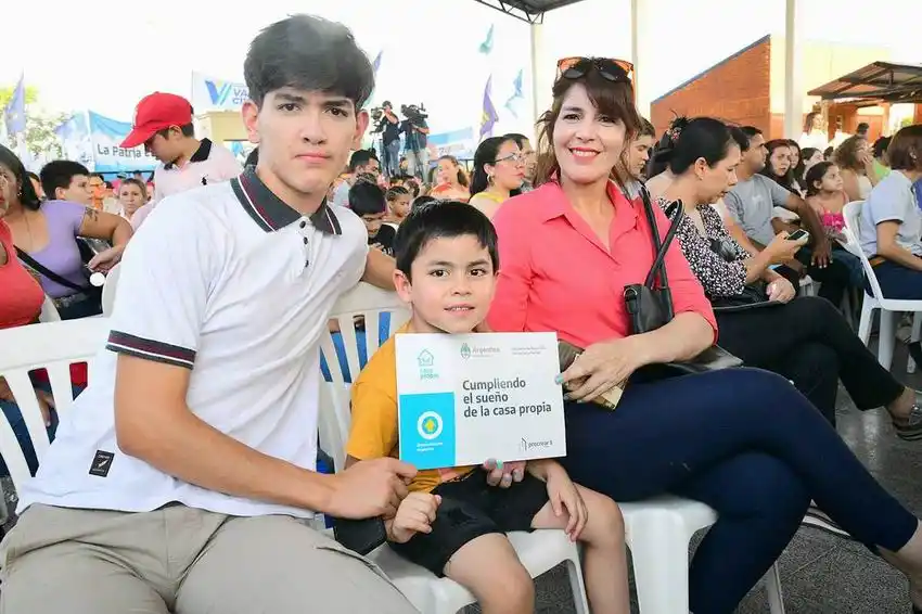 El presidente Fernández y el gobernador 
concretaron la entrega de viviendas