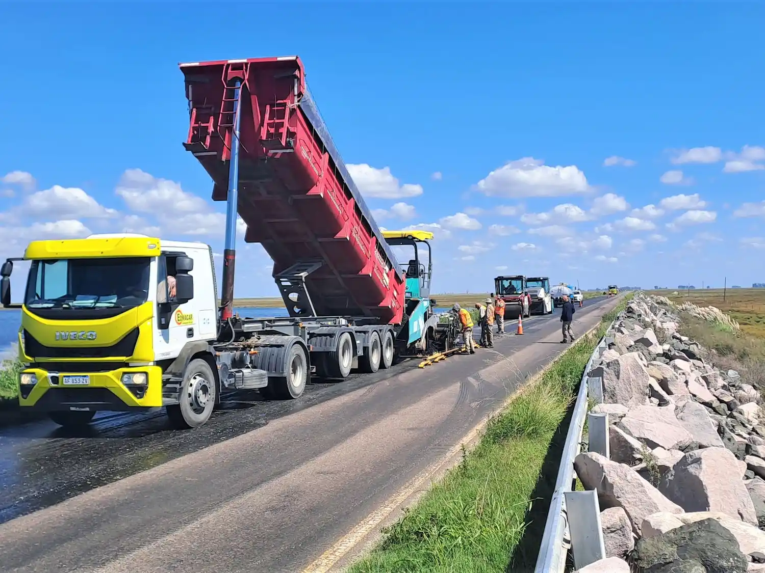 Las tareas avanzan desde el final del alteo, al oeste de La Picasa, con la colocación de la nueva carpeta de rodamiento.