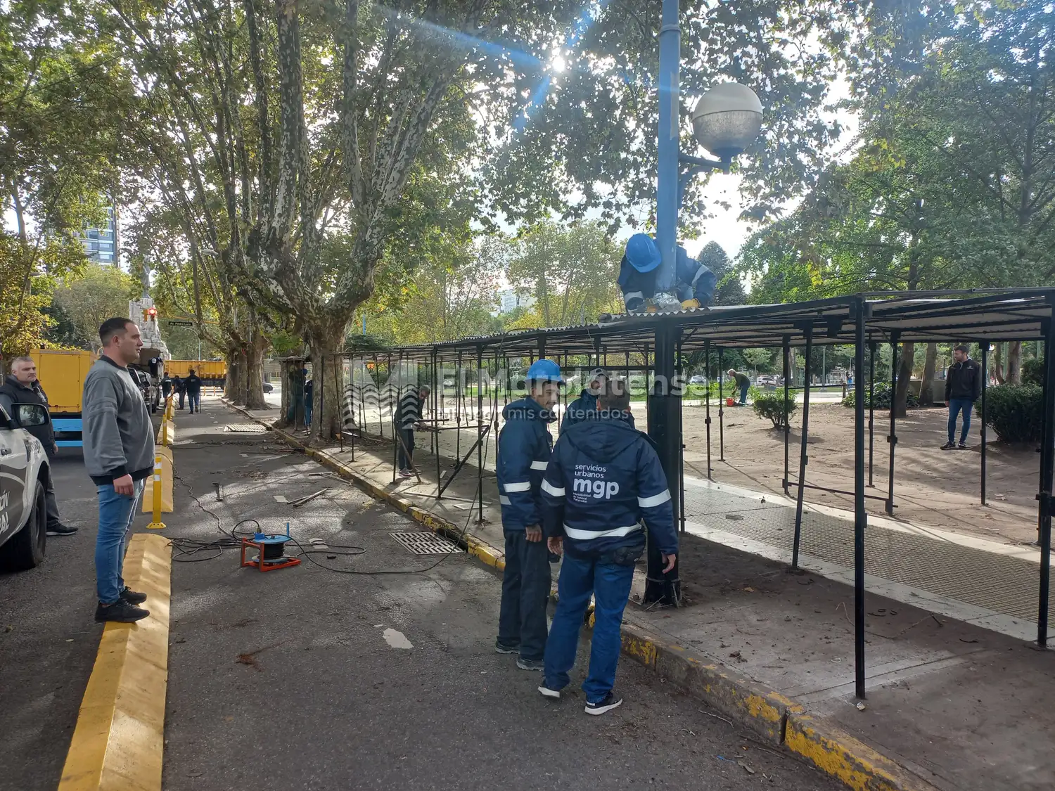 Trabajadores de Inspección General retirando los puestos.