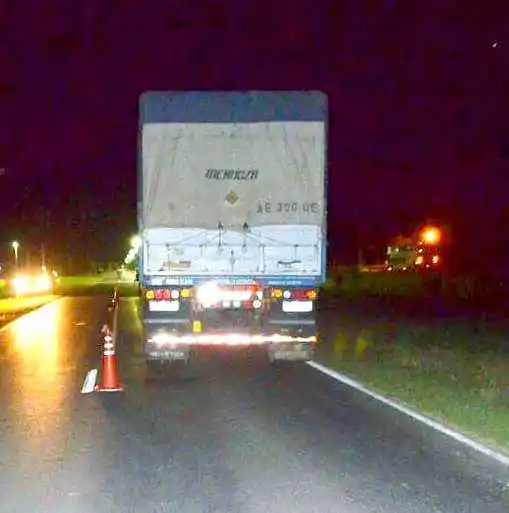 Un motociclista y su hija murieron 
tras ser embestidos por un camión