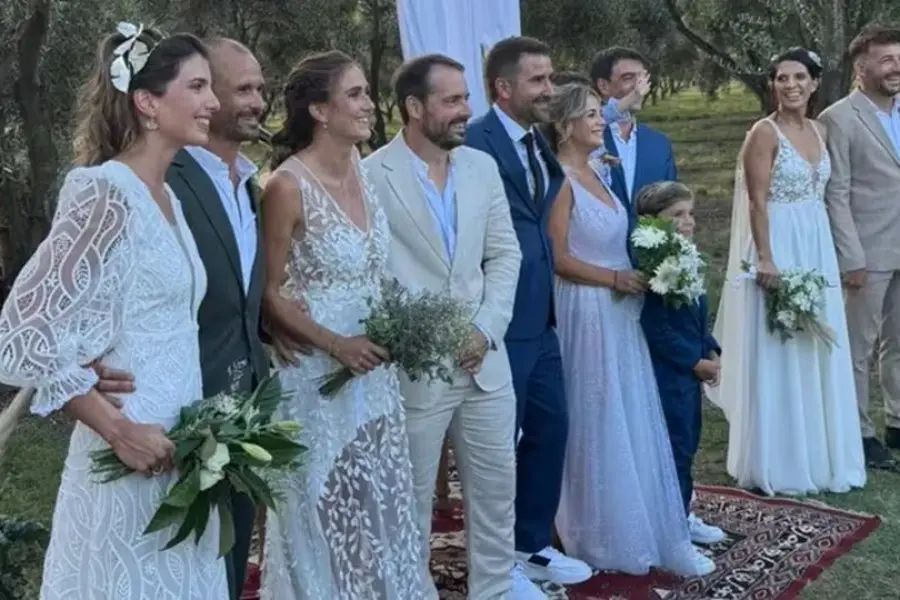 ¿Y si nos casamos todos juntos? Son ocho amigos de toda la vida y con su boda revolucionaron a todo un pueblo