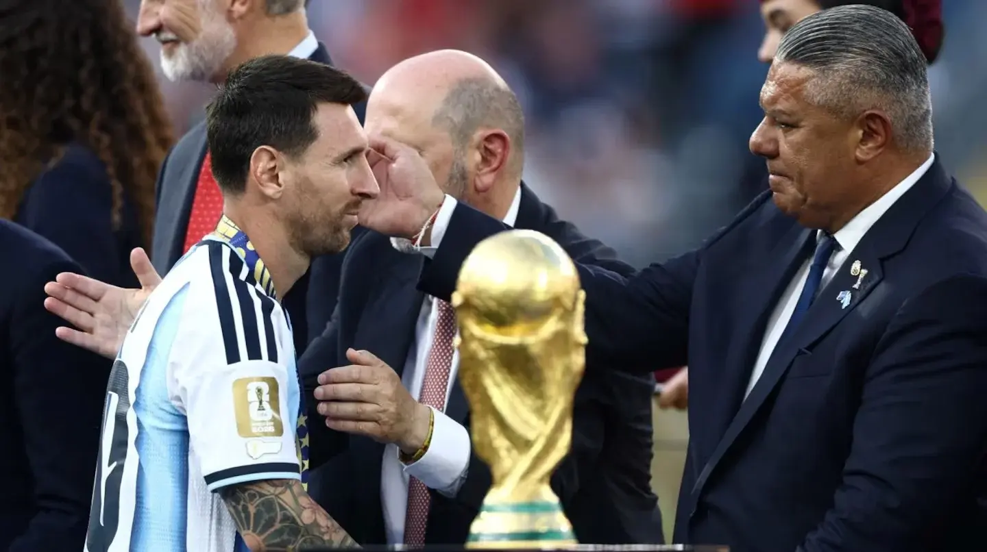 Chiqui Tapia con Lionel Messi (Foto: Reuters)