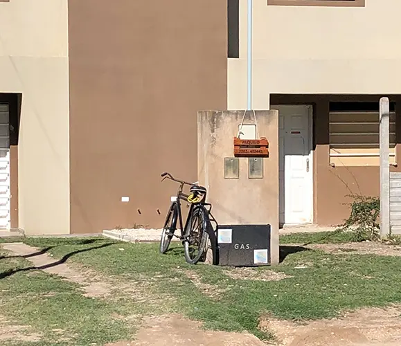 Roban una moto del frente de una casa y dejan una bicicleta