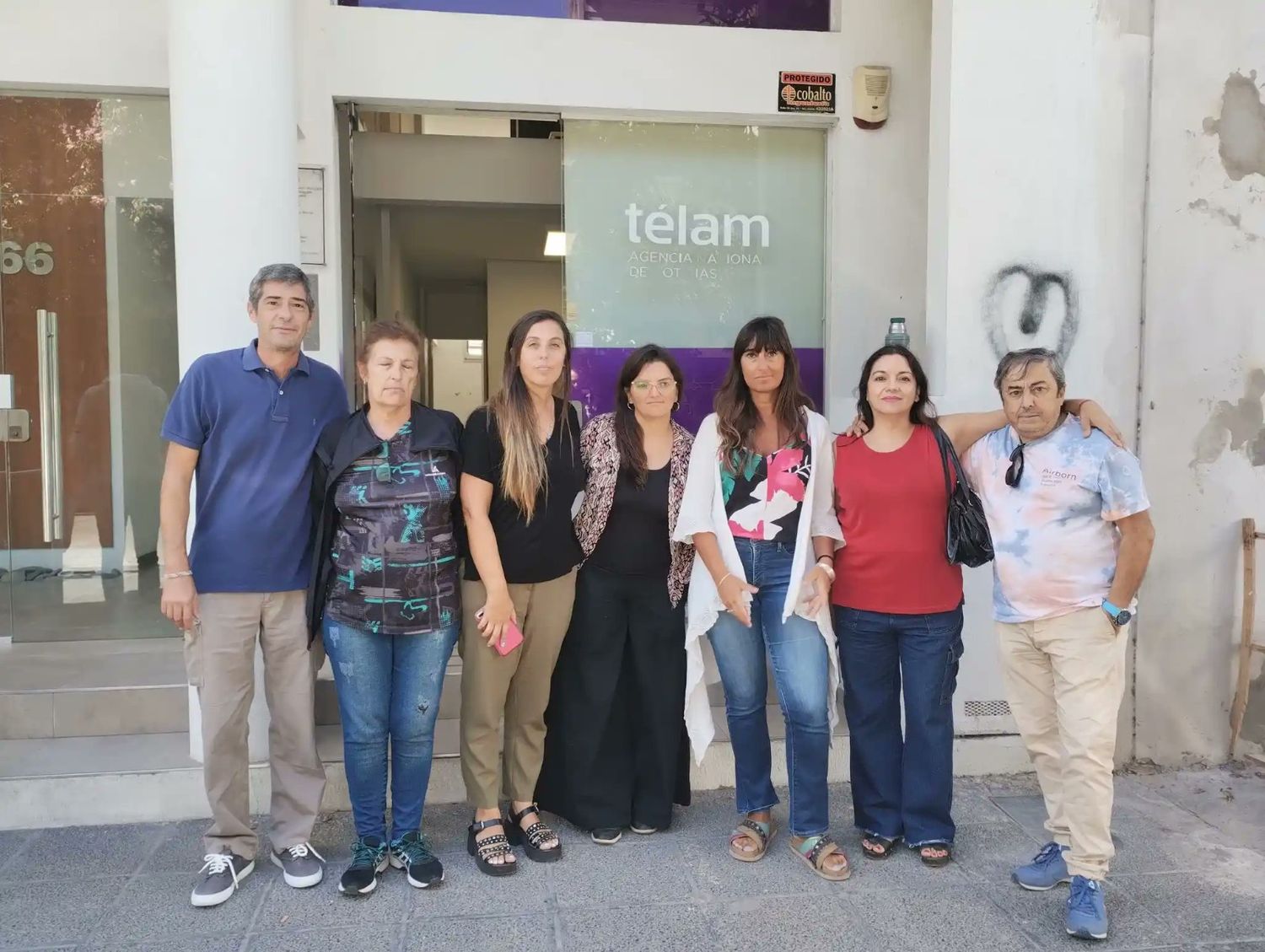 Los trabajadores en la puerta de la corresponsalía de Télam en La Plata.