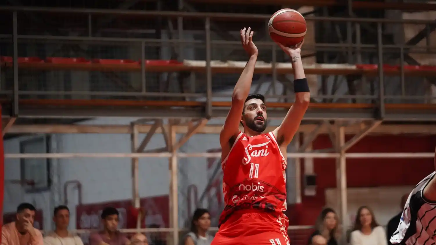 Manu Lambrisca, el máximo rebotero en San Isidro