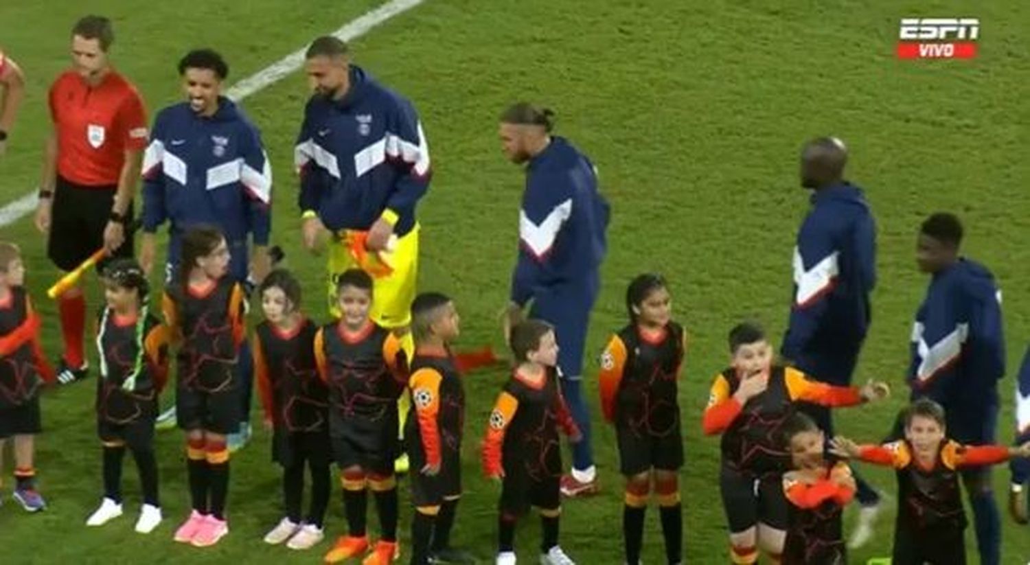 La increíble reacción de un grupo de niños cuando vieron a Messi en cancha