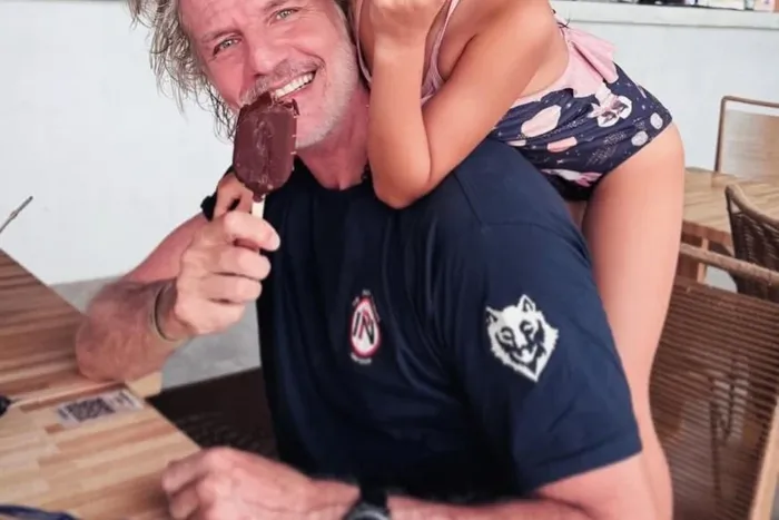 La polémica se disparó tras una publicación donde se lo ve al actor distendido y sonriente junto a la pequeña hija de la reconocida actriz.