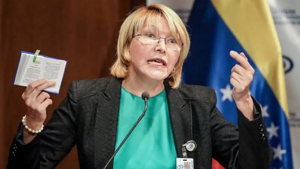 Prohíben salir de Venezuela a la fiscal general