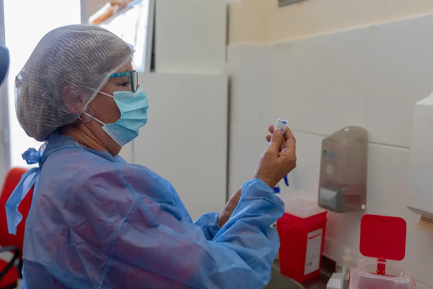 Cuánto más se debería vacunar en la Argentina para que la segunda ola comience a ceder