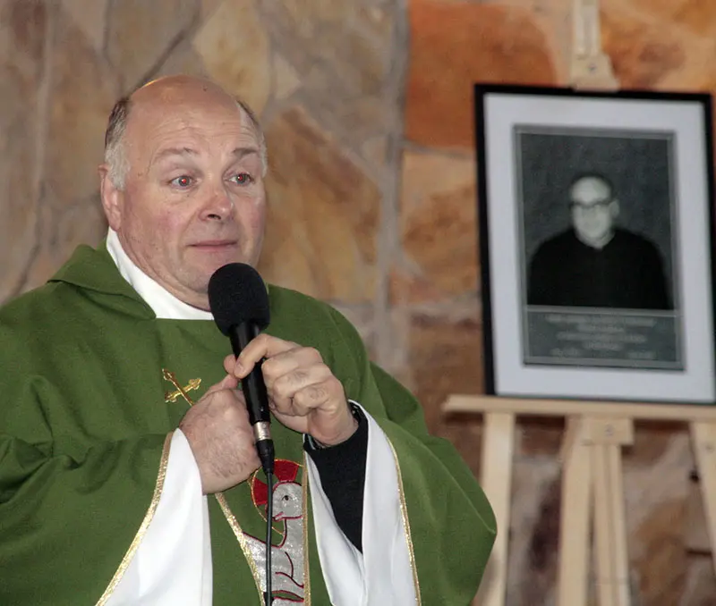 Alejamiento del Padre Serre de la Parroquia de  Lourdes