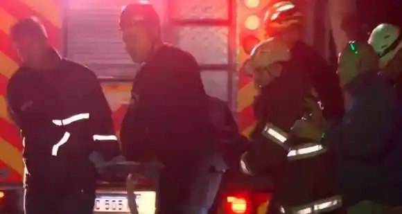 Dramático rescate: un camión cayó desde 10 metros y el chofer resultó herido